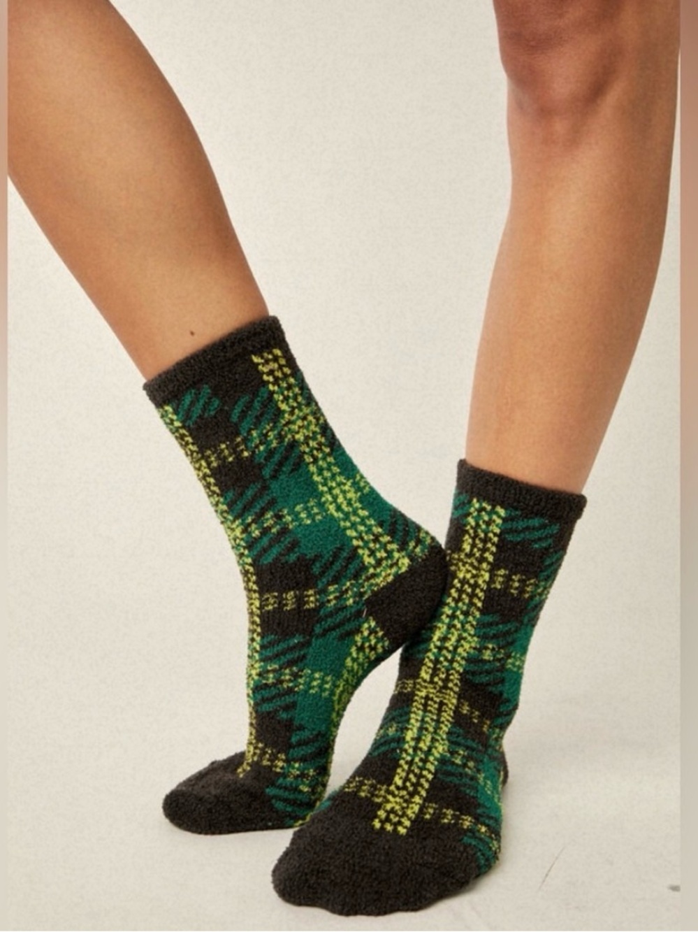 FREE PEOPLE WOMENS HILARIE  PLAID CREW SOCKS ONE SIZE SOFT FUZZY NWT